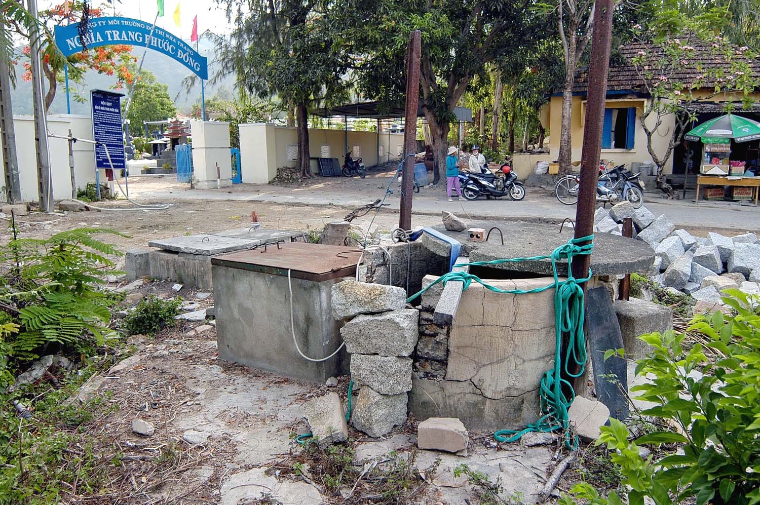 Đây là cái giếng nước và cái máy bơm bên cạnh nghĩa trang.