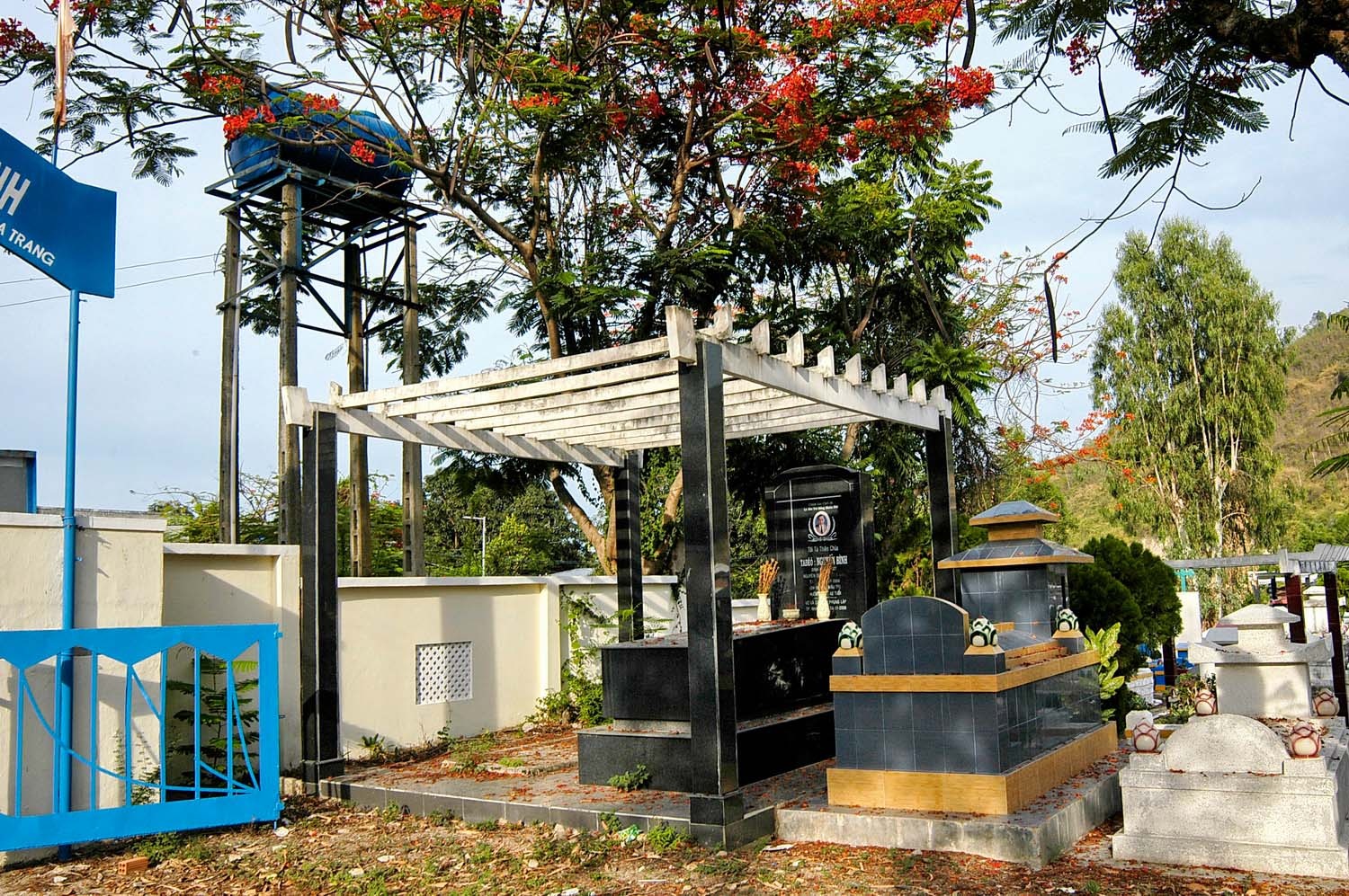 Những ngôi mộ và cái giếng nước chỉ cách nhau một bức tường.