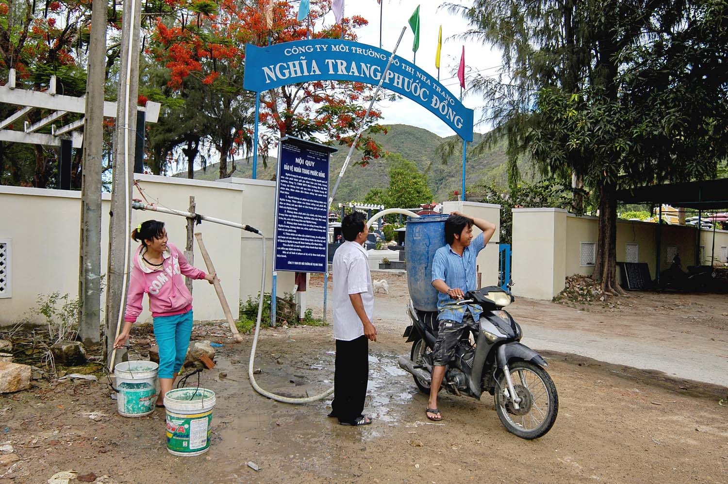 Lay nuoc gieng o nghia trang de sinh hoat hinh anh