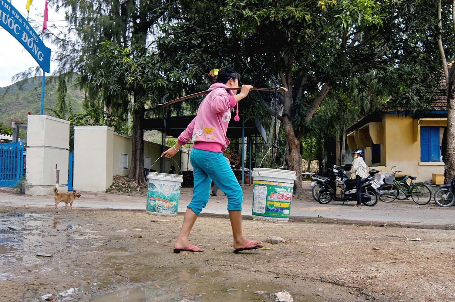 Cô gái này sáng nay gánh được đôi thứ ba thì hết nước.