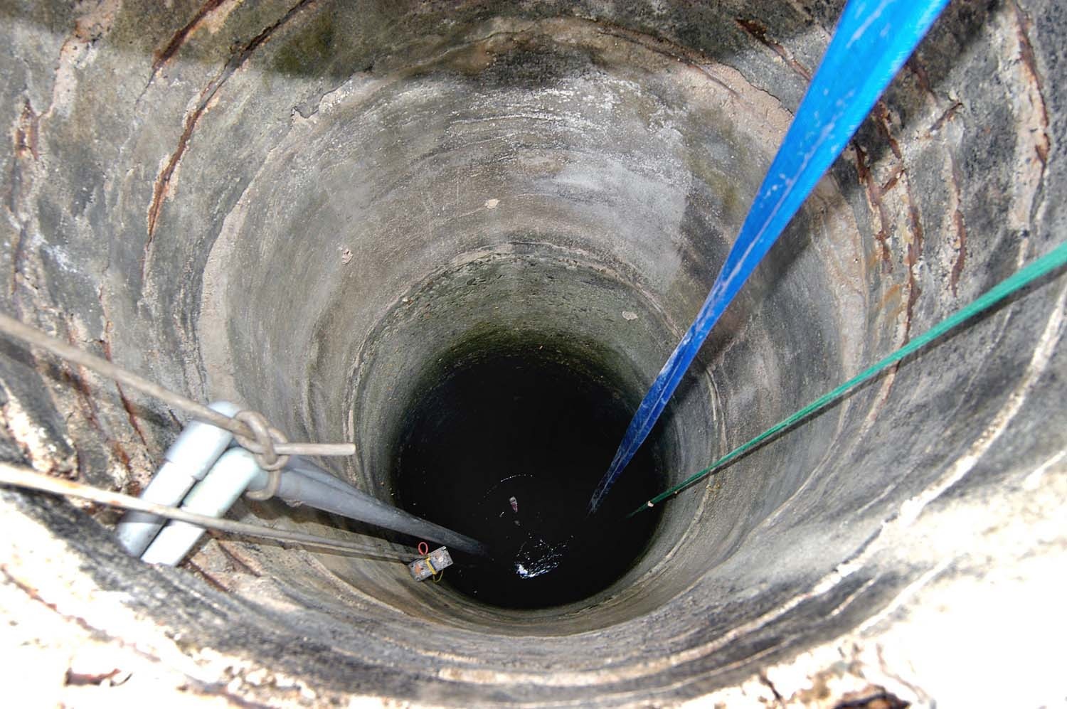 Vì đây là một cái giếng rất sâu nhưng lại rất ít nước, nên người dân phải chờ qua một đêm cho nó tích nước sáng hôm sau mới bơm nước lên bồn được và lấy nước được.