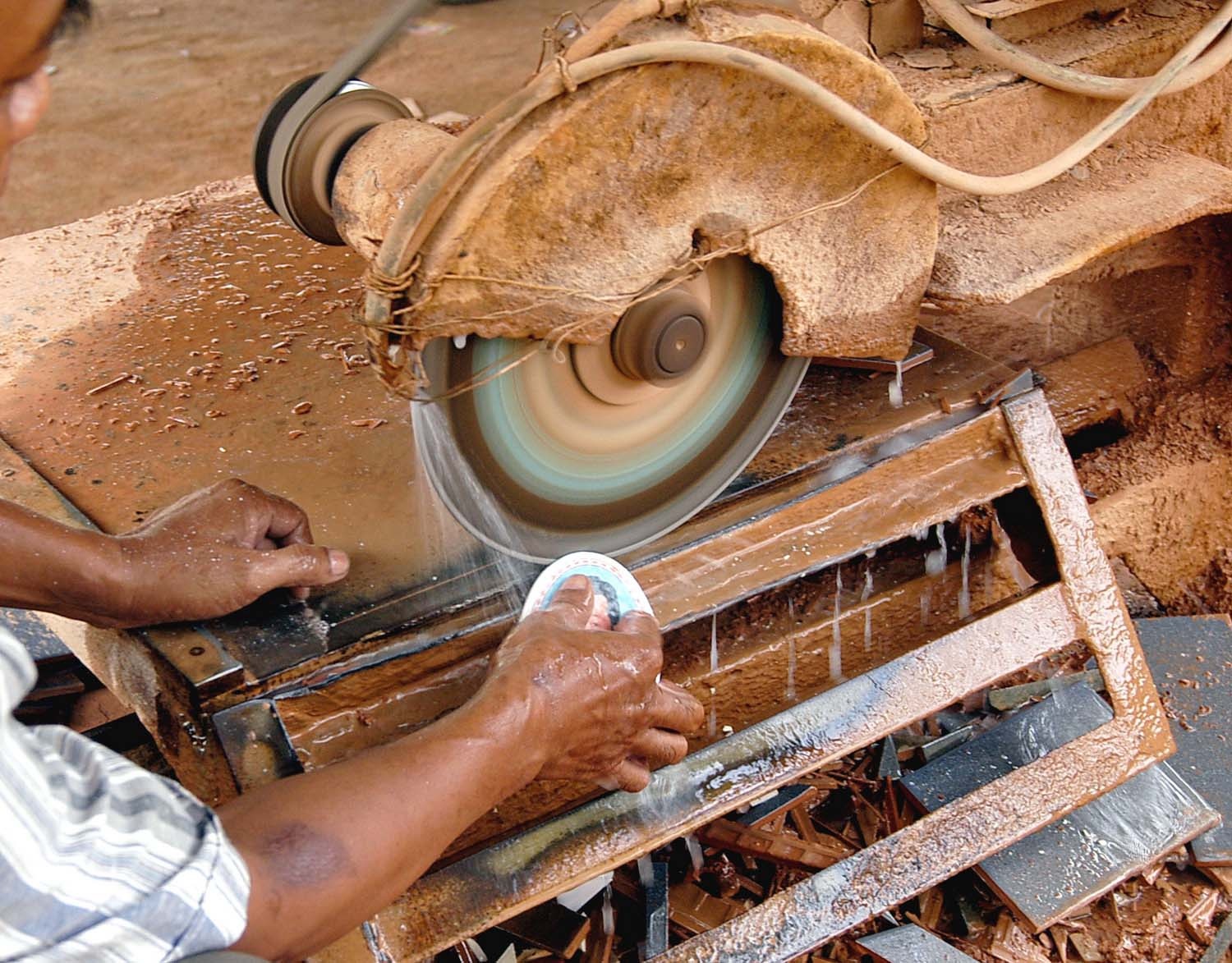 Nước từ giếng cũng được những người thợ dùng để mài làm bia mộ.