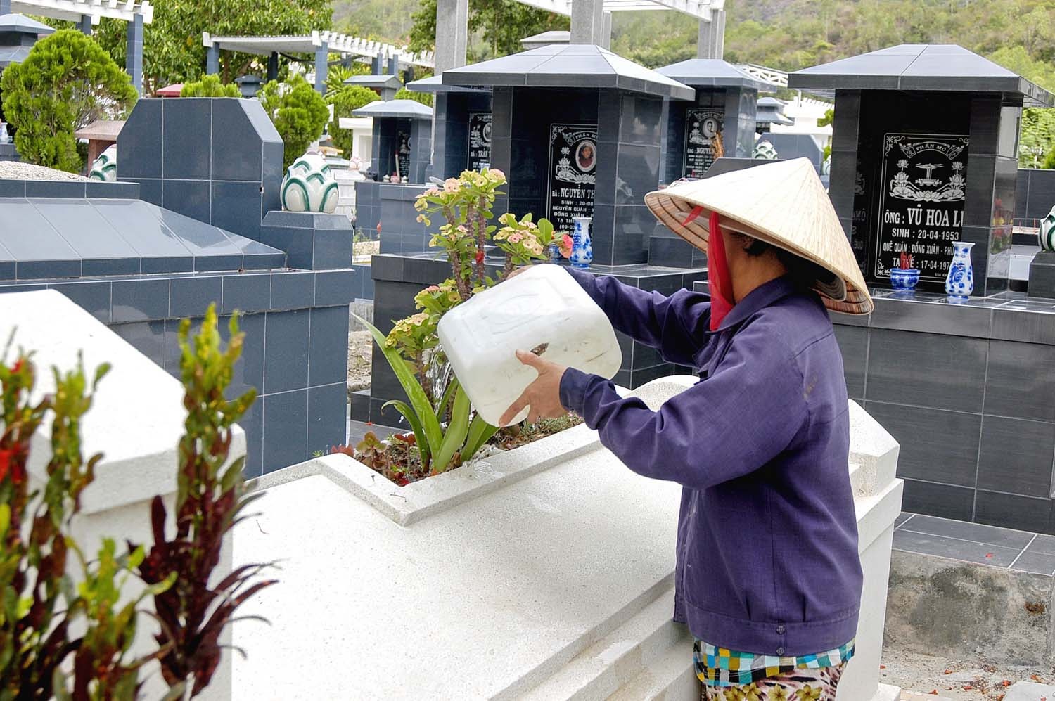 Nhứng người trông coi mộ dùng nguồn nước này tưới cây hàng ngày cho những ngôi mộ trong nghĩa trang.