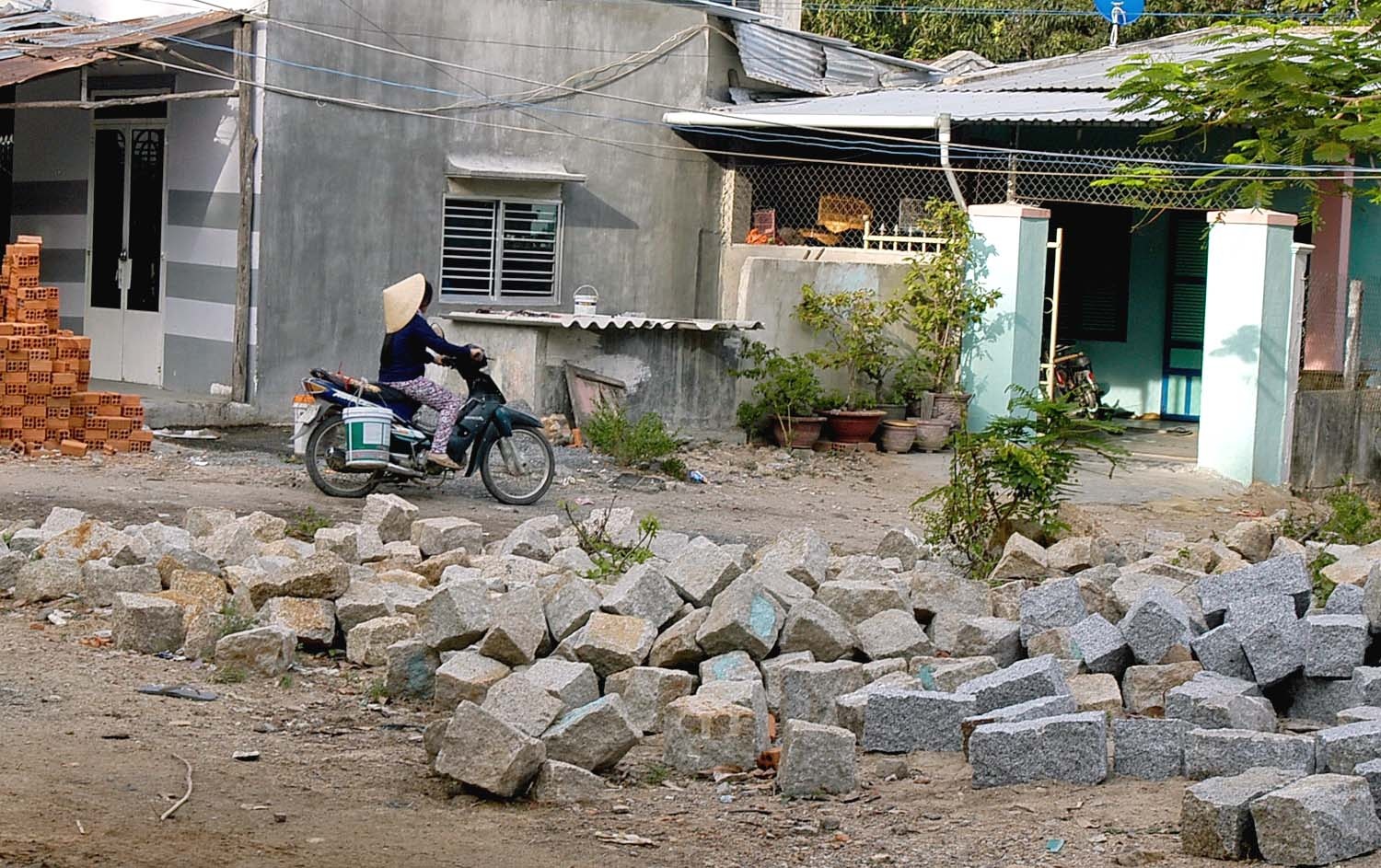 Chị phụ nữ này phải chạy đi mua đôi thùng nước sạch về dùng.