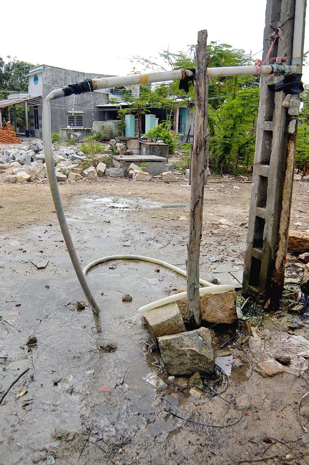 Đường ống chính của nhà máy cấp nước đã vào đến xã Phước Đồng , cách khu nghĩa trang khoảng nữa cây số, nhưng những đường ống nhánh vào nhà dân thì chưa có, vì người dân nơi đây vẫn còn nghèo quá, đa phần là lao động , thợ hồ xây mộ…v.v.. làm bữa nào ăn bữa đó, nên không có tiền để kéo đường ống và đồng hồ nước. cho nên cái giếng vẫn là cứu cánh cho cho việc sinh sống nơi vùng khô cằn này.