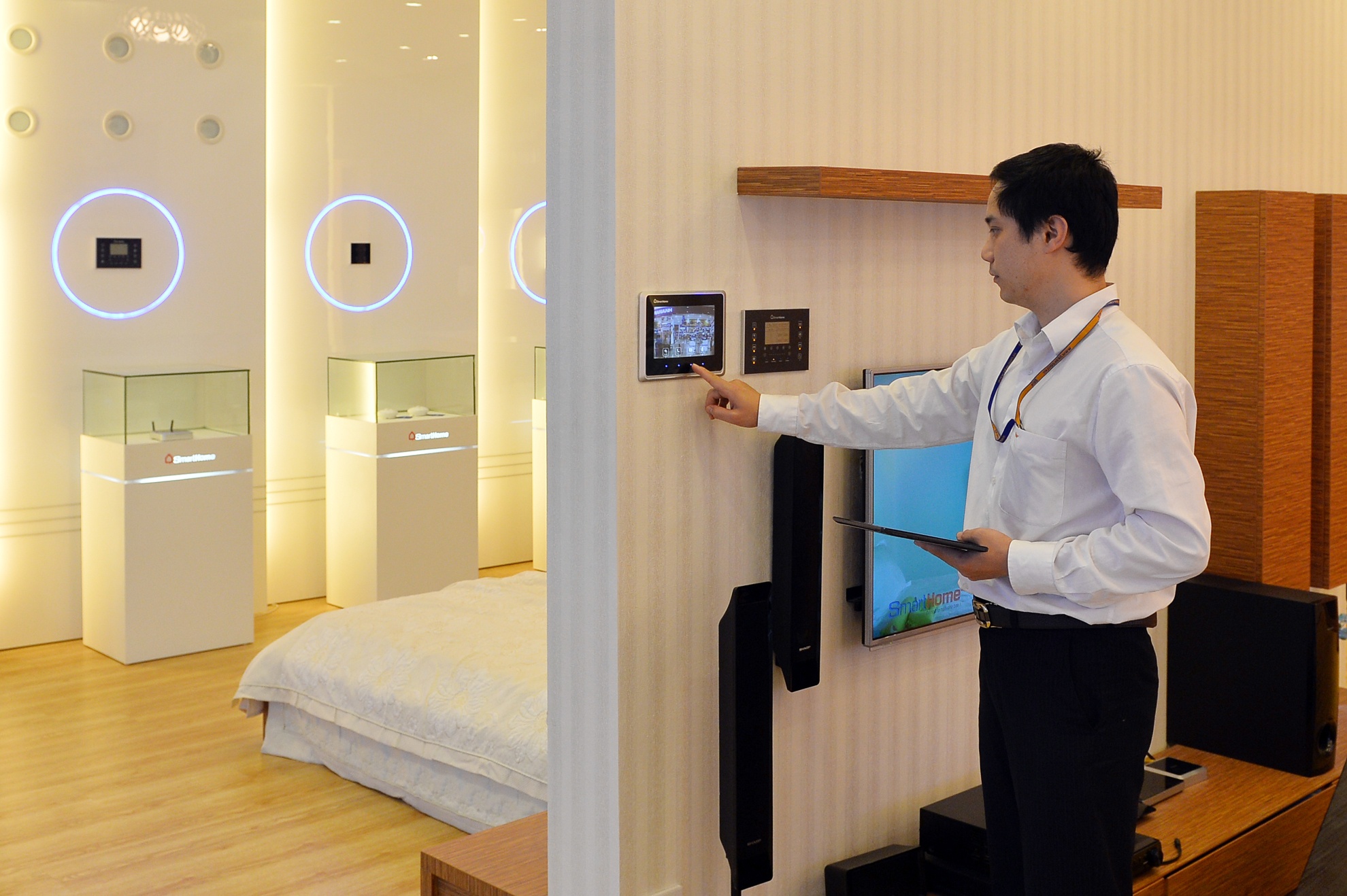 Dung may tinh bang bat tat thiet bi trong nha hinh anh