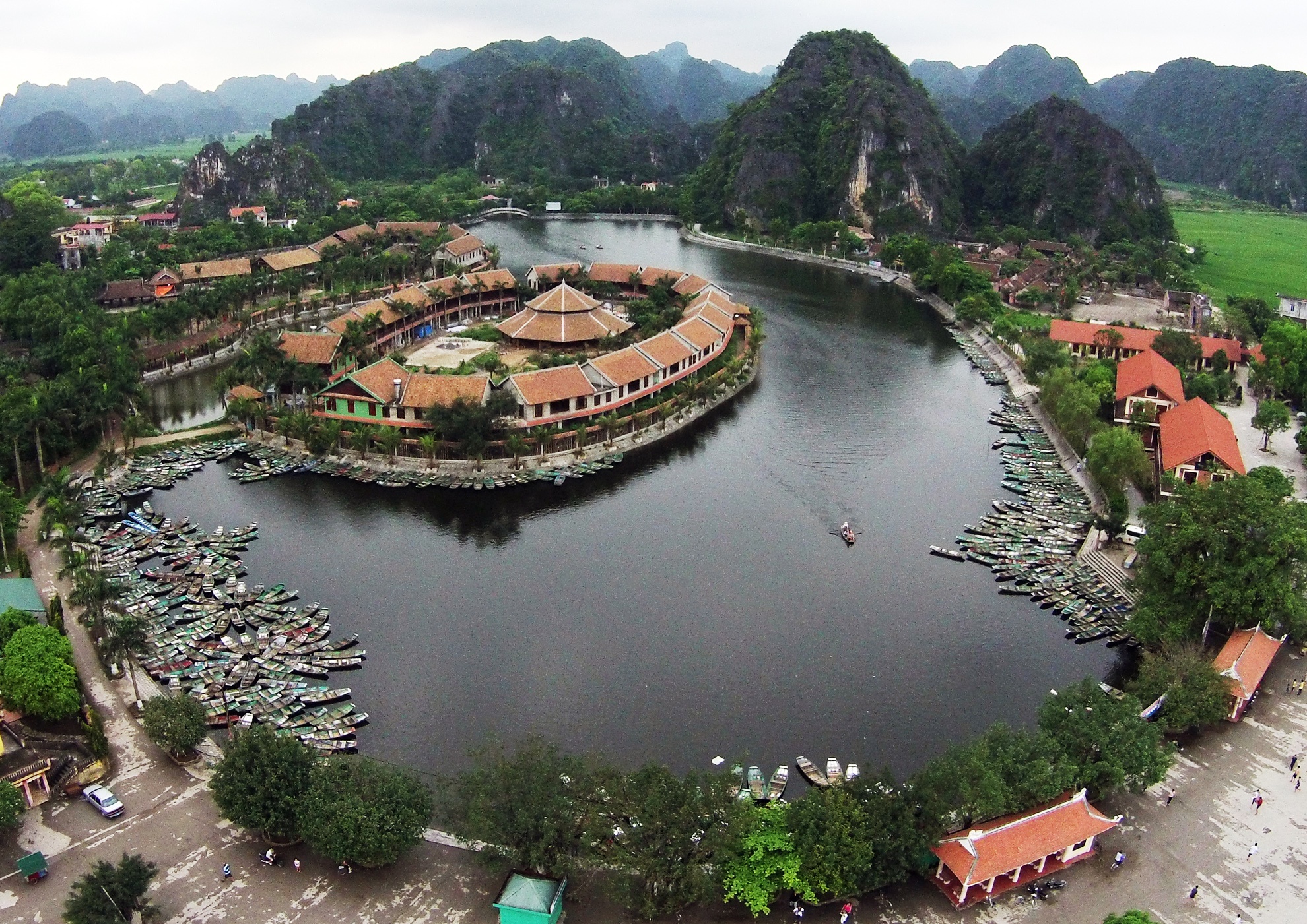 Khu du lịch Tam Cốc - Bích Động với bến thuyền trung tâm nằm ở xã Ninh Hải, cách thành phố Ninh Bình 7 km.