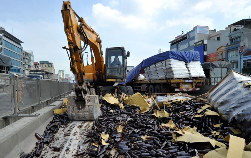 50.000 vo chai bia 'bit kin' duong tren cao hinh anh