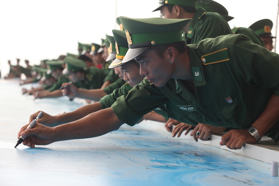 Khoanh khac nghin nguoi ky ten len ban do khong lo o Ha Noi hinh anh