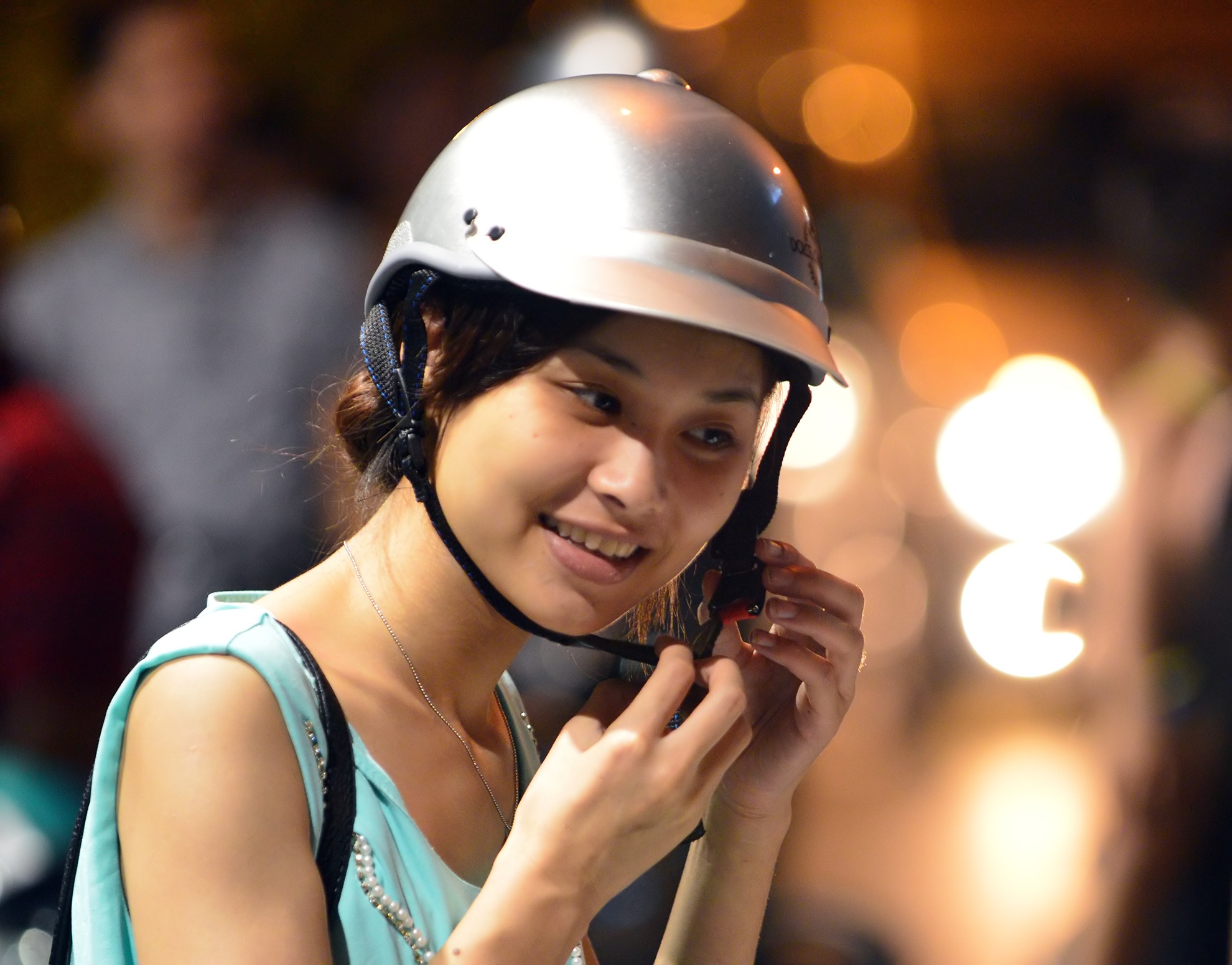 Dan Ha Noi do xo mua mu bao hiem chuan truoc gio G hinh anh