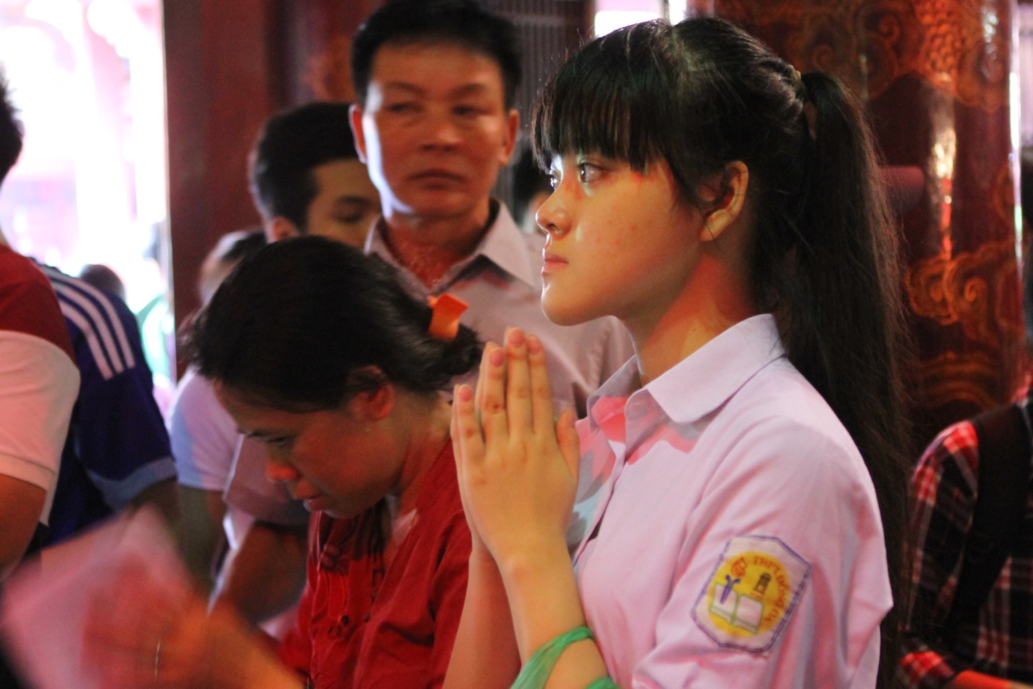 Si tu chen chan cau may o Van Mieu hinh anh