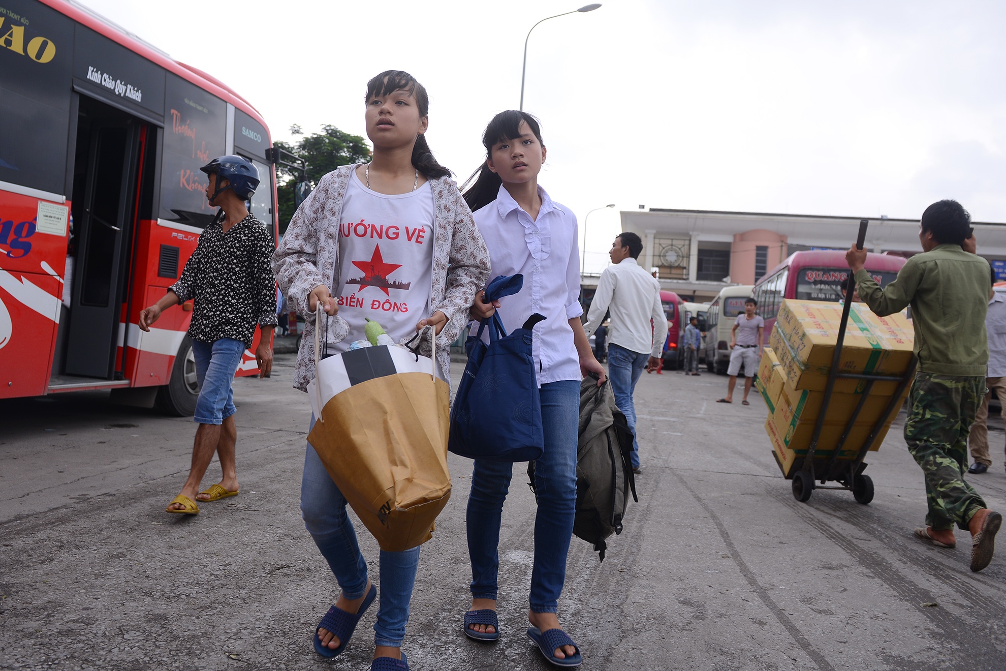 Si tu do ve thu do, ben xe nong dan hinh anh