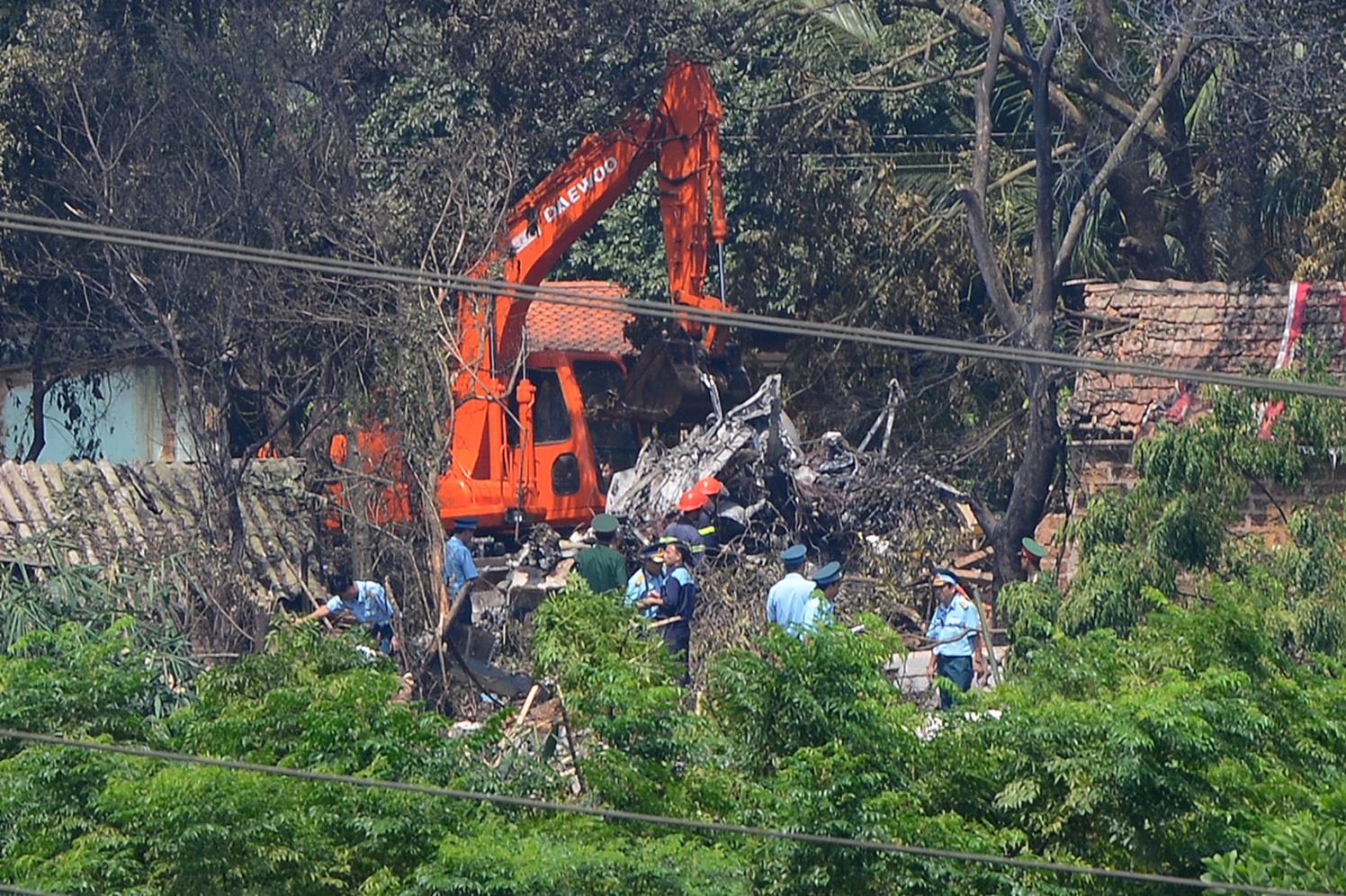 Cận cảnh hiện trường chiếc trực thăng Mi-171 mang số hiệu 01 của Trung đoàn Không quân trực thăng 916, Sư đoàn Không quân 371, thuộc Quân chủng Phòng không - Không quân bị rơi sáng 7/7. 