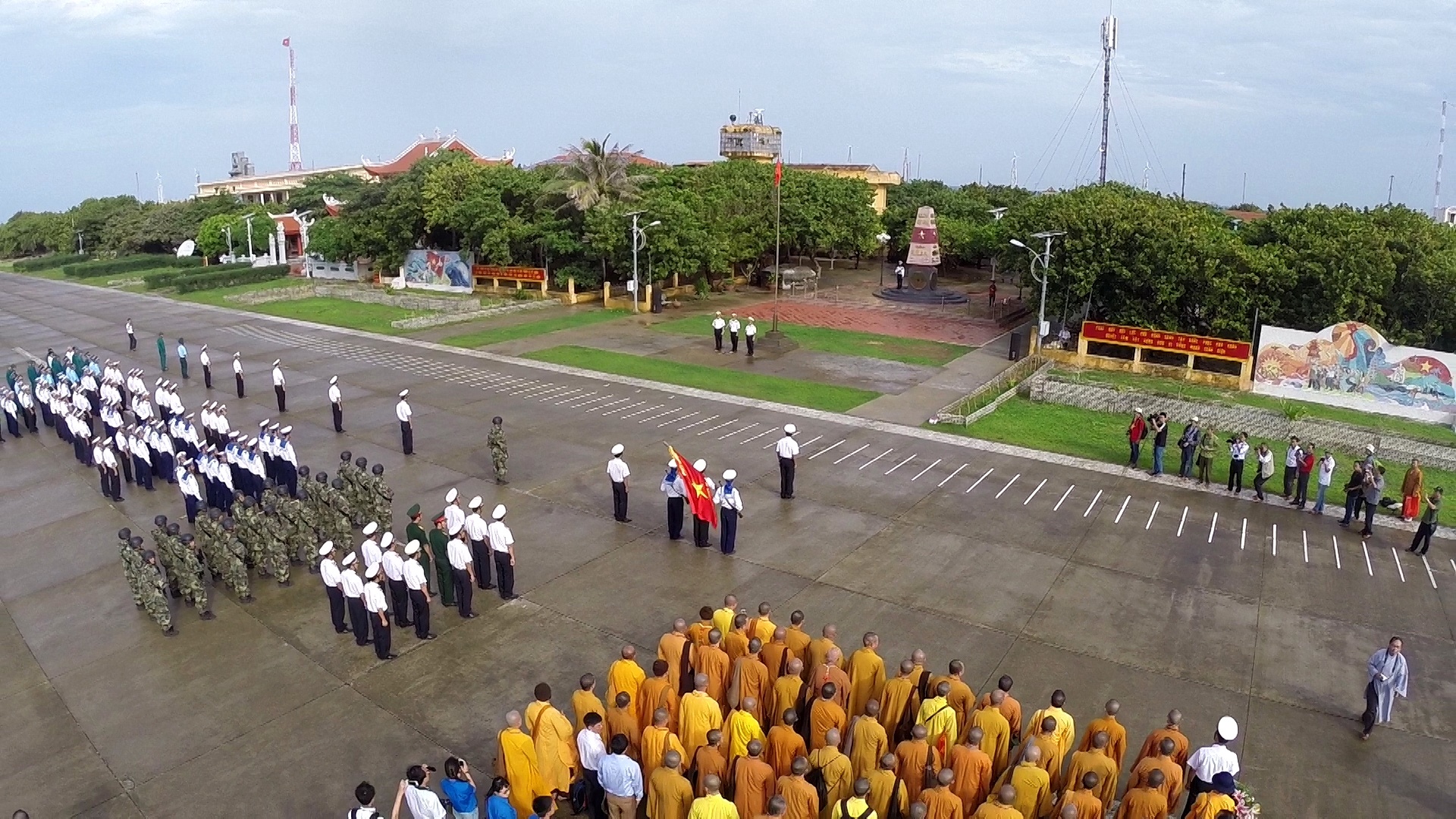 Le chao co tren dao Truong Sa Lon nhin tu camera bay hinh anh