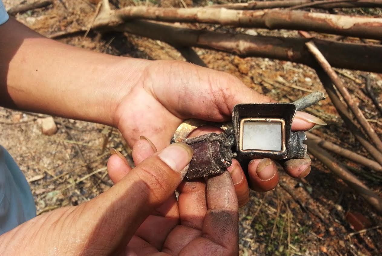 Linh kiện máy bay vương lại tại hiện trường. Ảnh: Nguyễn Hoàn.