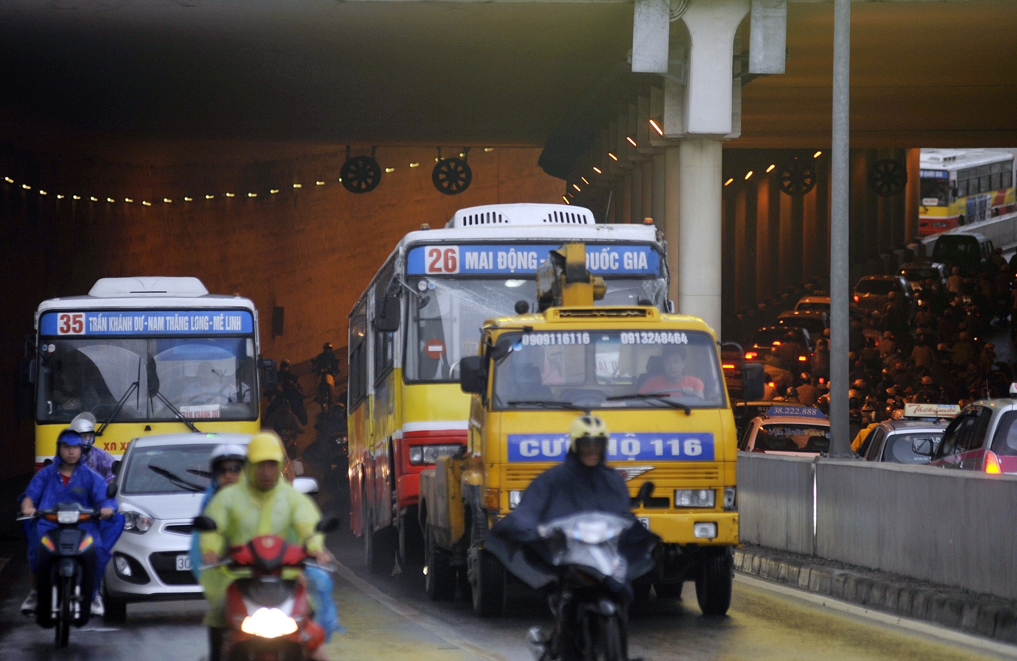 Ha Noi un tac 7km, xe buyt mat lai trong ham Kim Lien hinh anh