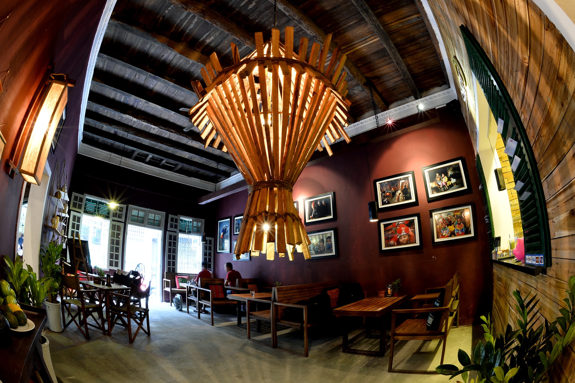 Quan cafe tho moc trong ngo hep pho co hinh anh