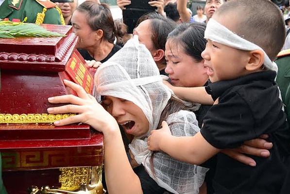 Noi dau trong le tang 18 chien si vu truc thang roi hinh anh