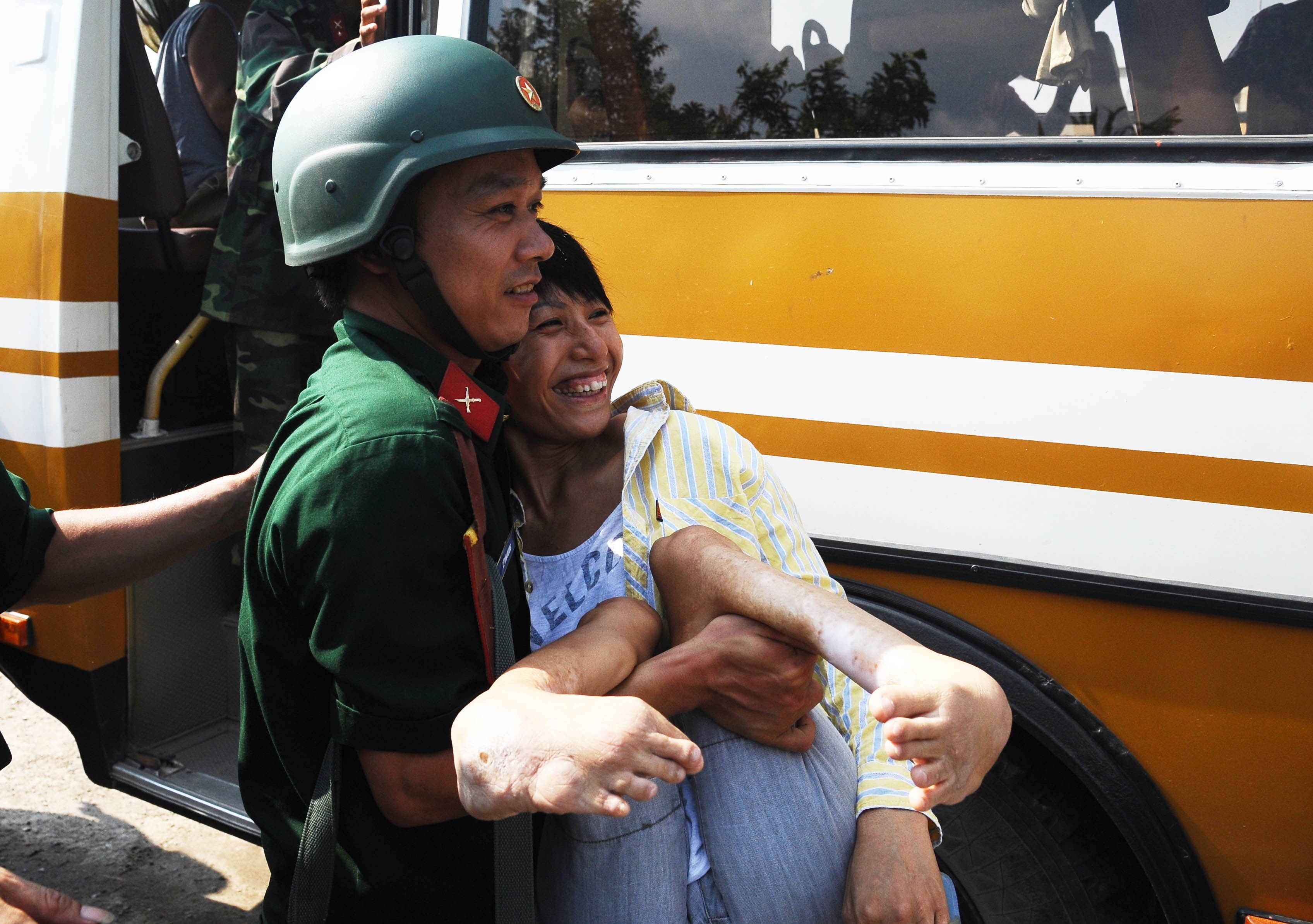 Quan doi, cong an Hai Phong be nguoi dan so tan truoc bao hinh anh