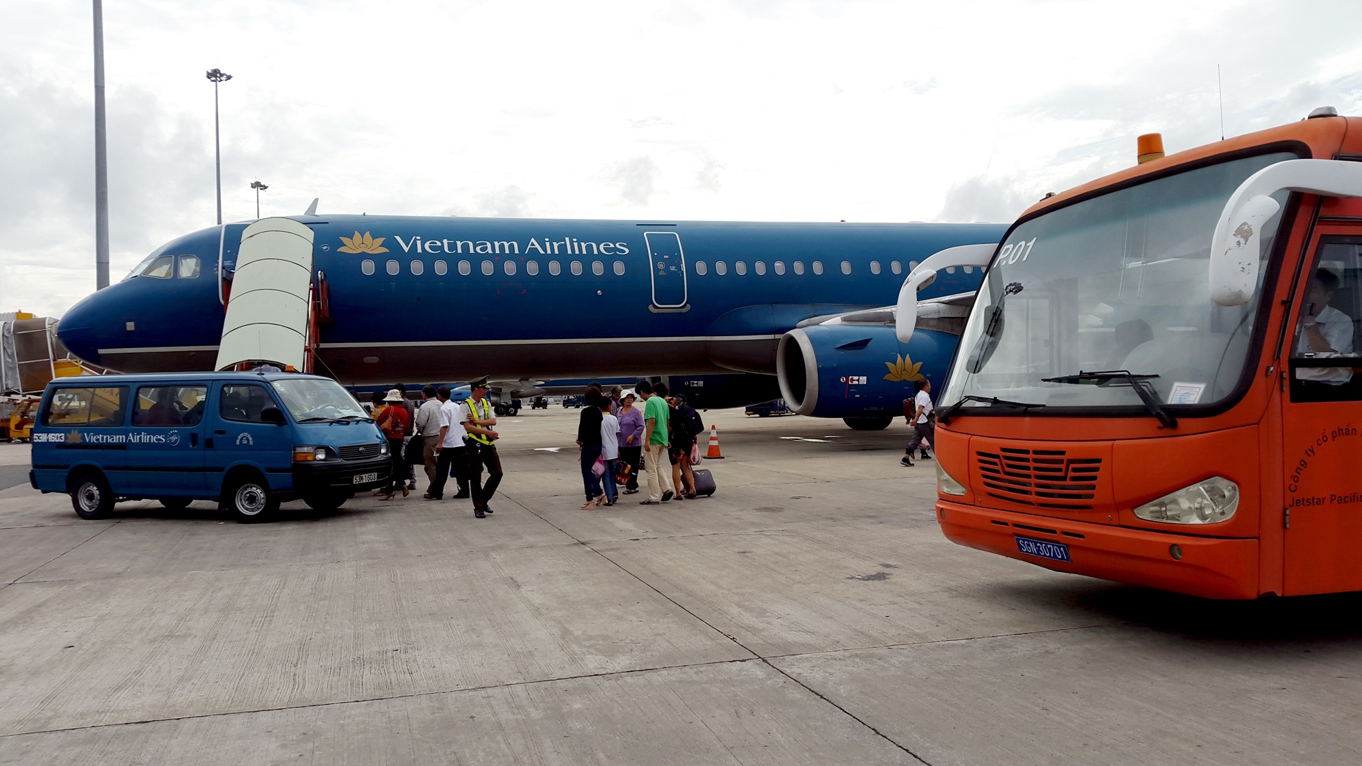 Di may bay kieu 'vo Vietnam Airlines, ruot Jetstar' hinh anh