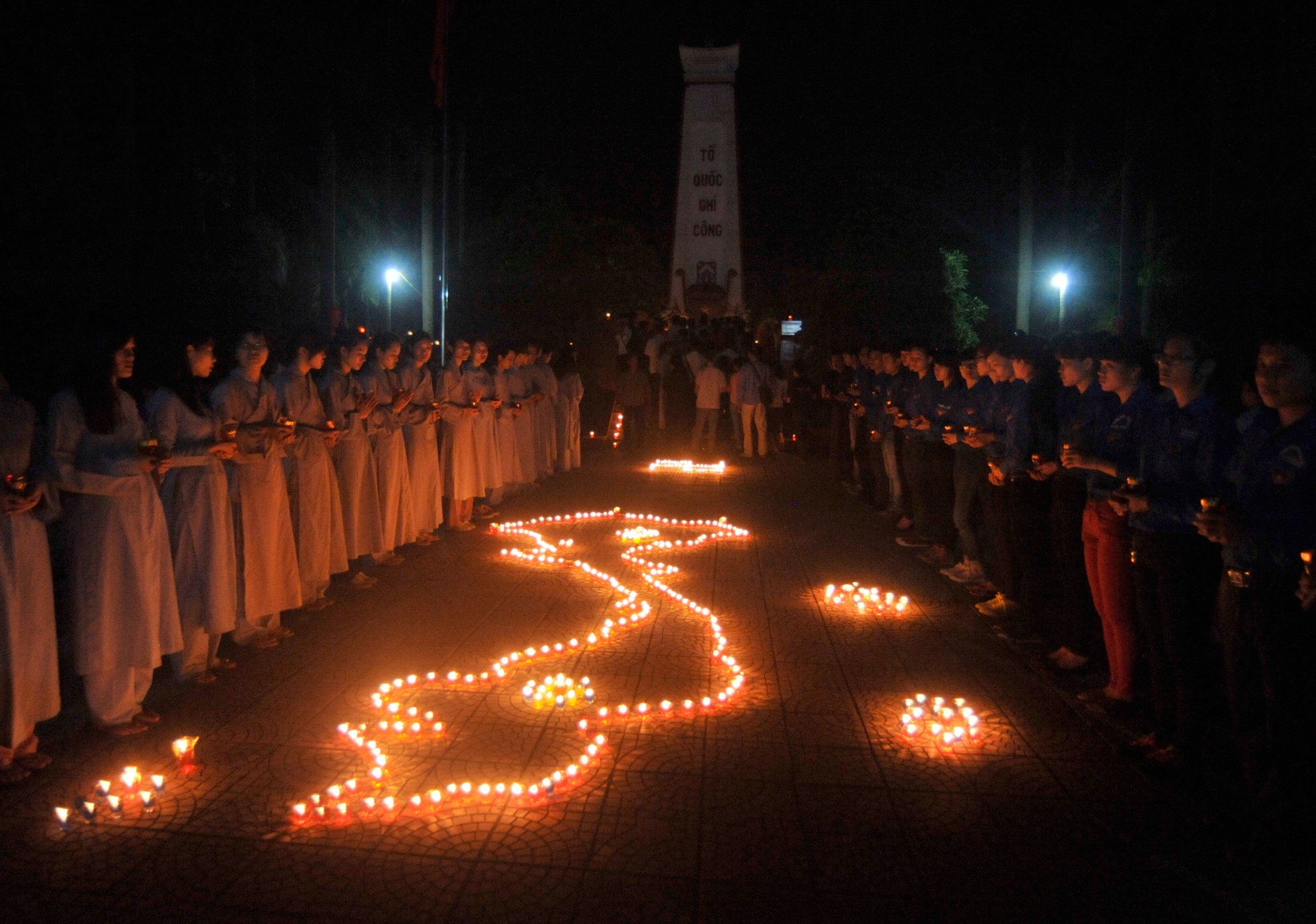 Xep nen hinh ban do To quoc o nghia trang liet si hinh anh