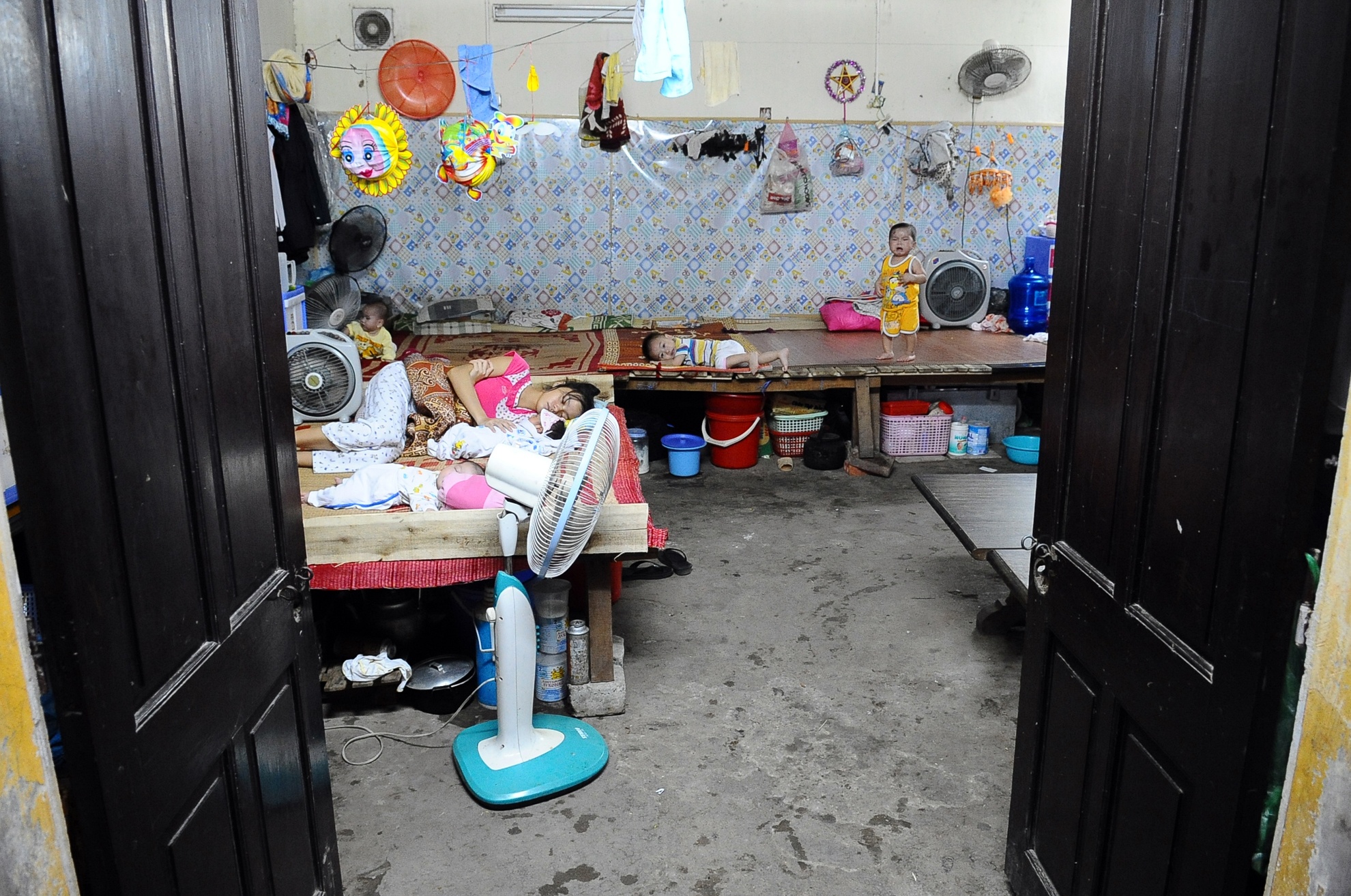 Phía trong cánh cửa nhà chùa Bồ Đề này đang có rất nhiều trẻ em sống trong hoàn cảnh thương tâm.