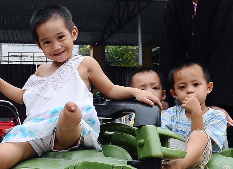 Cuoc song cua tre mo coi o chua Bo De hinh anh