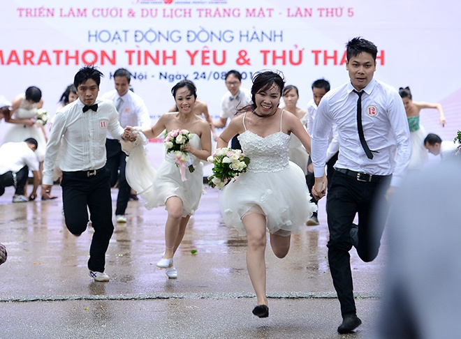 Các cặp đôi thi chạy Marathon tại sự kiện này năm 2013. Ảnh: Tuấn Mark.