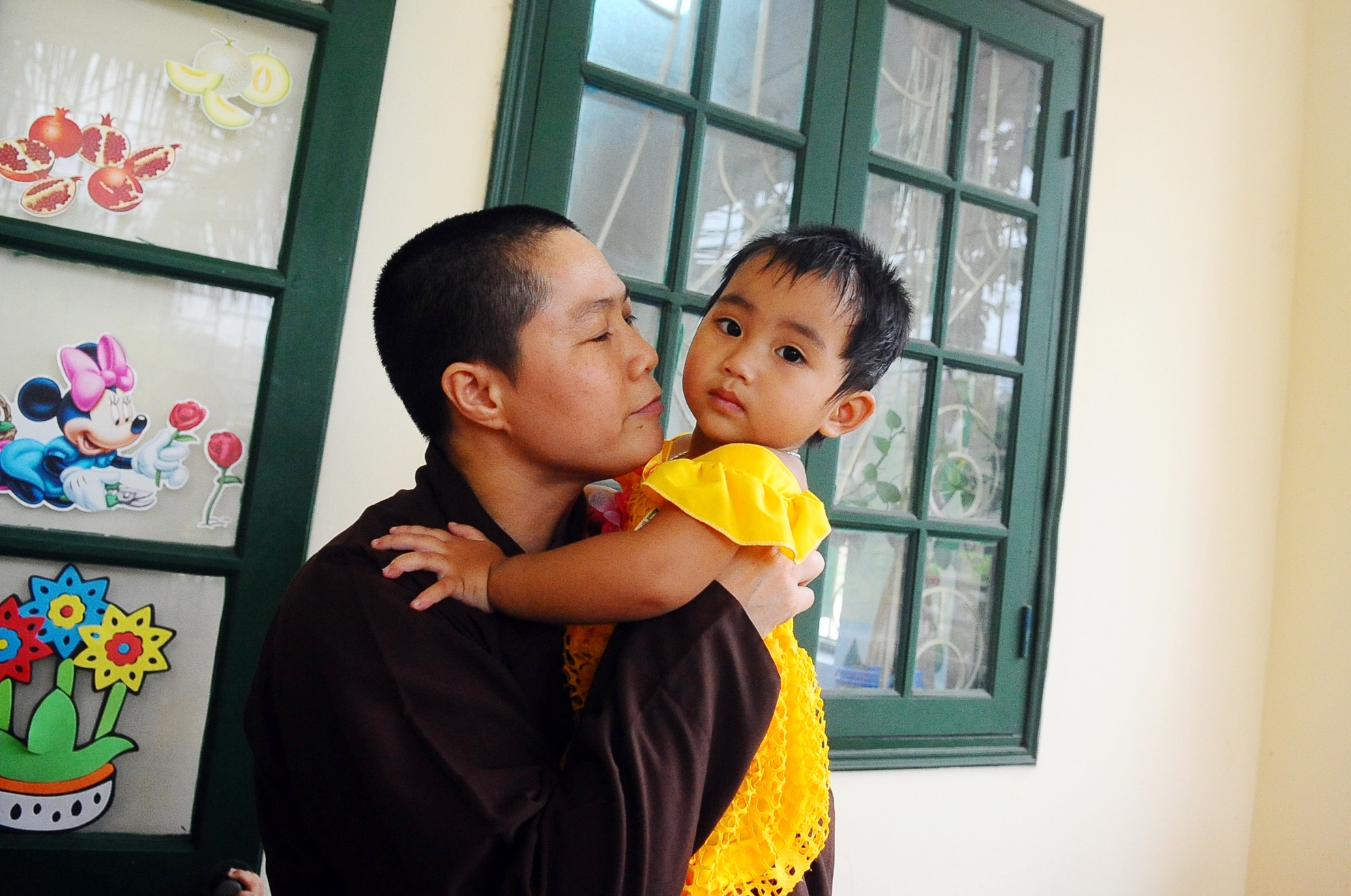 Nguoi me nha su va 7 em be bi bo roi hinh anh