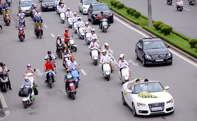 Doan Vespa cho uyen uong tren duong pho Ha Noi hinh anh