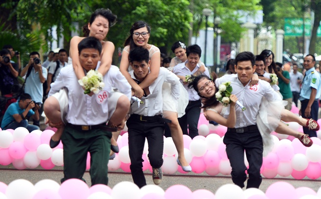 Chu re cong, be co dau thi chay o Ha Noi hinh anh