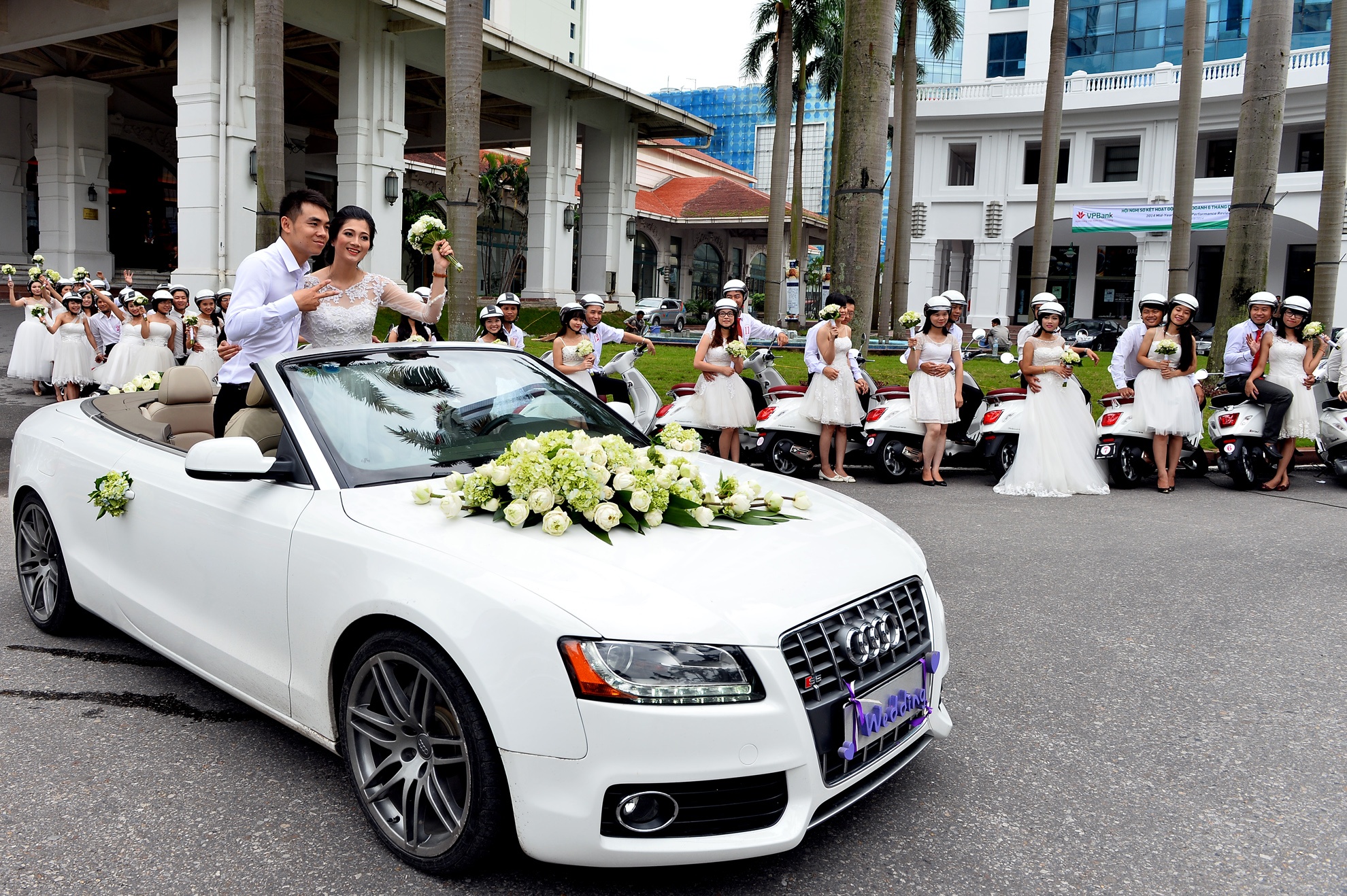 Audi mui tran dan 49 chiec Vespa cho co dau tren pho Ha Noi hinh anh