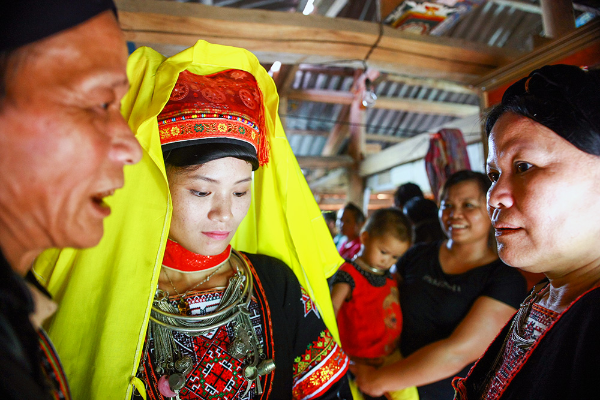 Dam cuoi 3 ngay cua ong Tay voi co vo tre nguoi Dao hinh anh