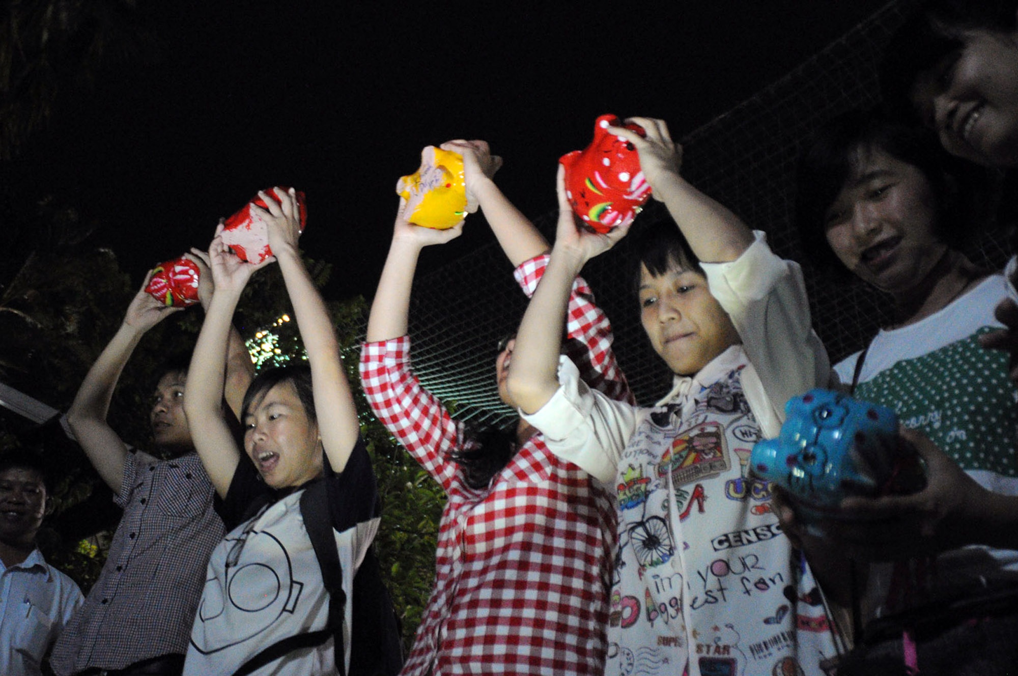 Thi nhau dap heo dat 2 thang tuoi lay tien choi trung thu hinh anh