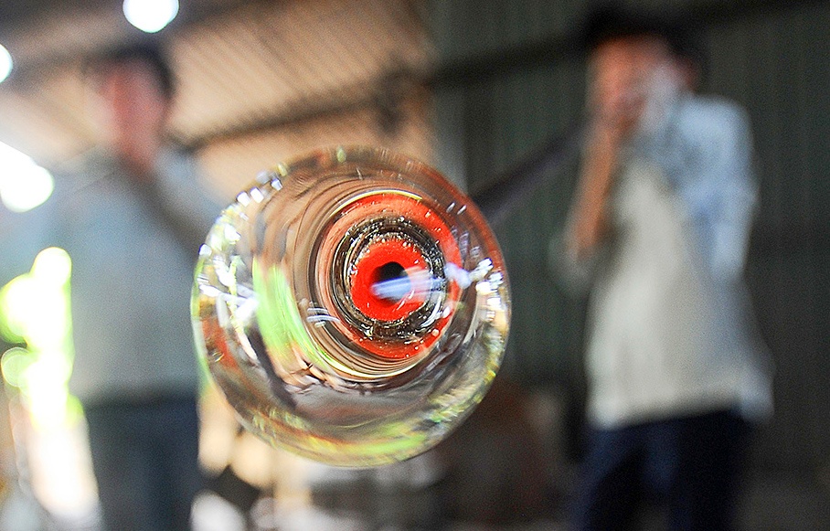 Thoi thuy tinh o bep lo 1.400 do C hinh anh