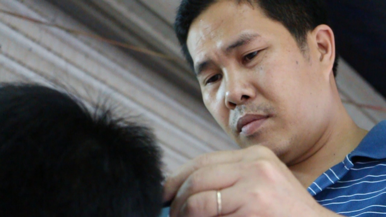 Anh tho cao o via he noi bang tay hinh anh