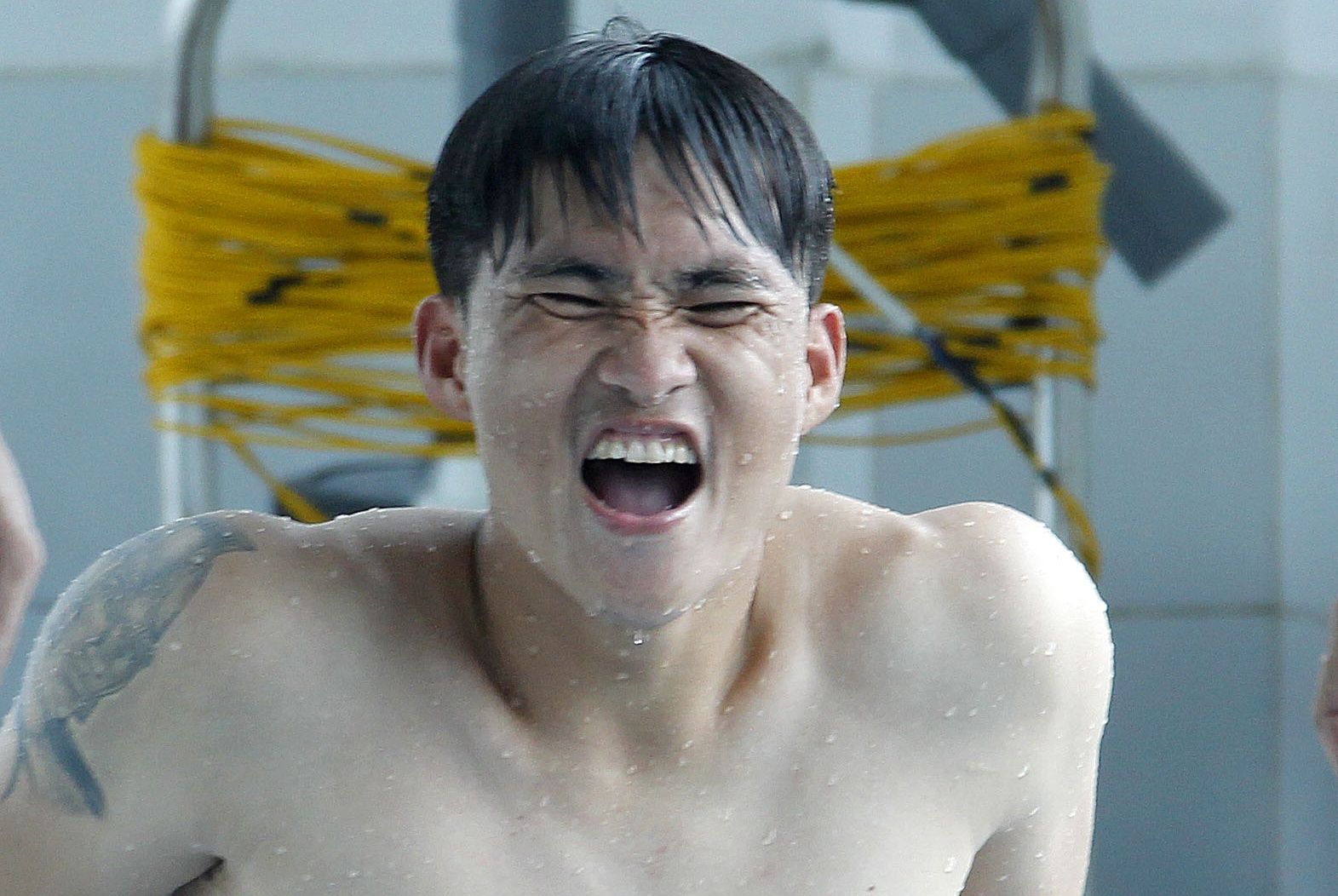 Tuyen thu Viet Nam bi 'tra tan' bang nuoc da lanh buot hinh anh