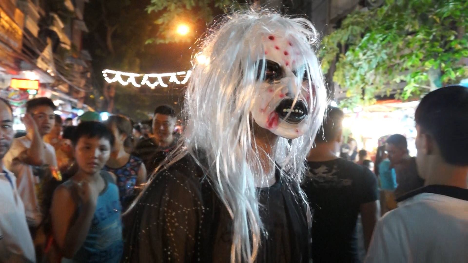 Cho trung thu pho co nhu dem hoi Halloween hinh anh