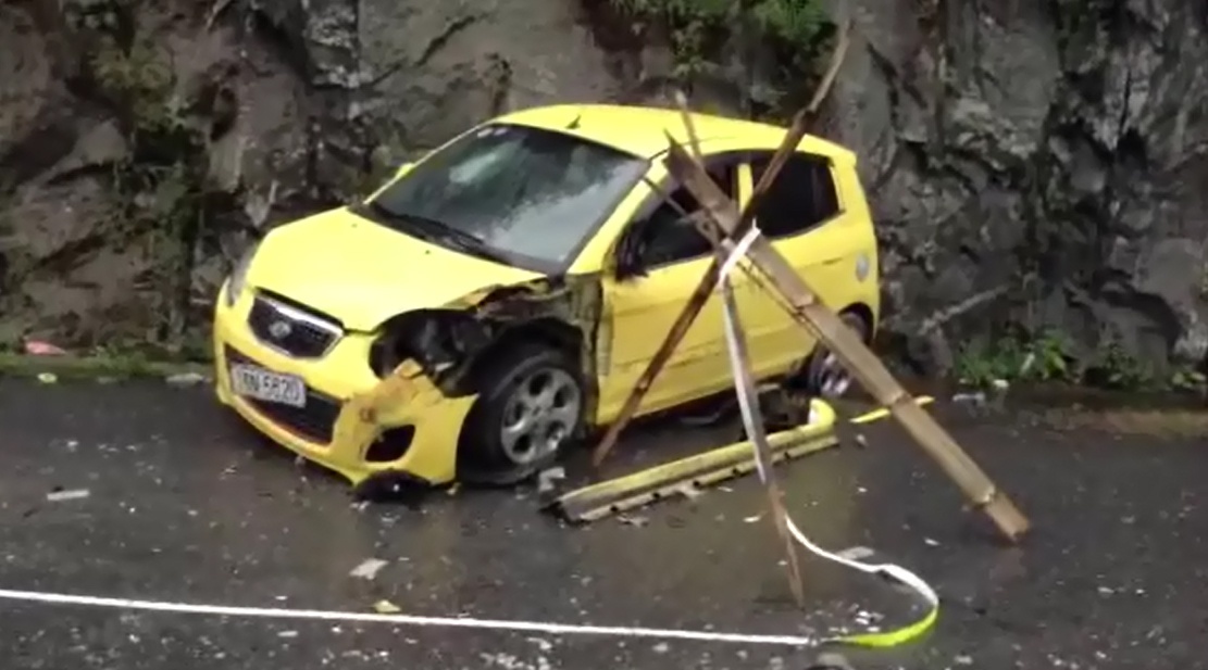 Nuoc suoi chay xiet tai hien truong xe khach roi xuong vuc hinh anh