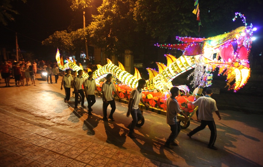 Den rong khong lo thu hut tre em vung bien hinh anh