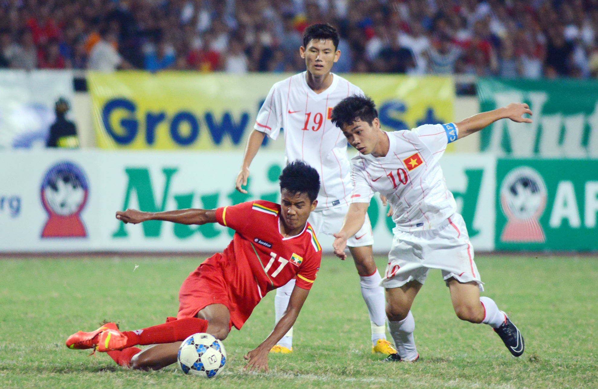 Cong Phuong khien hang thu U19 Myanmar chao dao hinh anh
