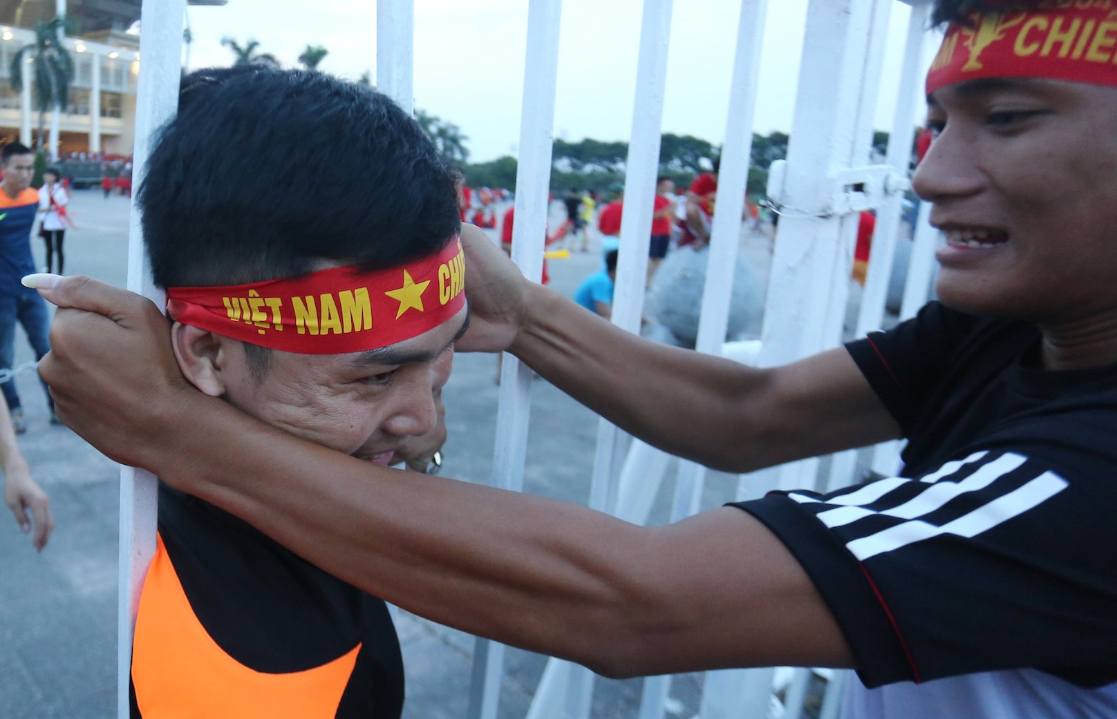 Ket dau vi be cong hang rao dot nhap san My Dinh hinh anh