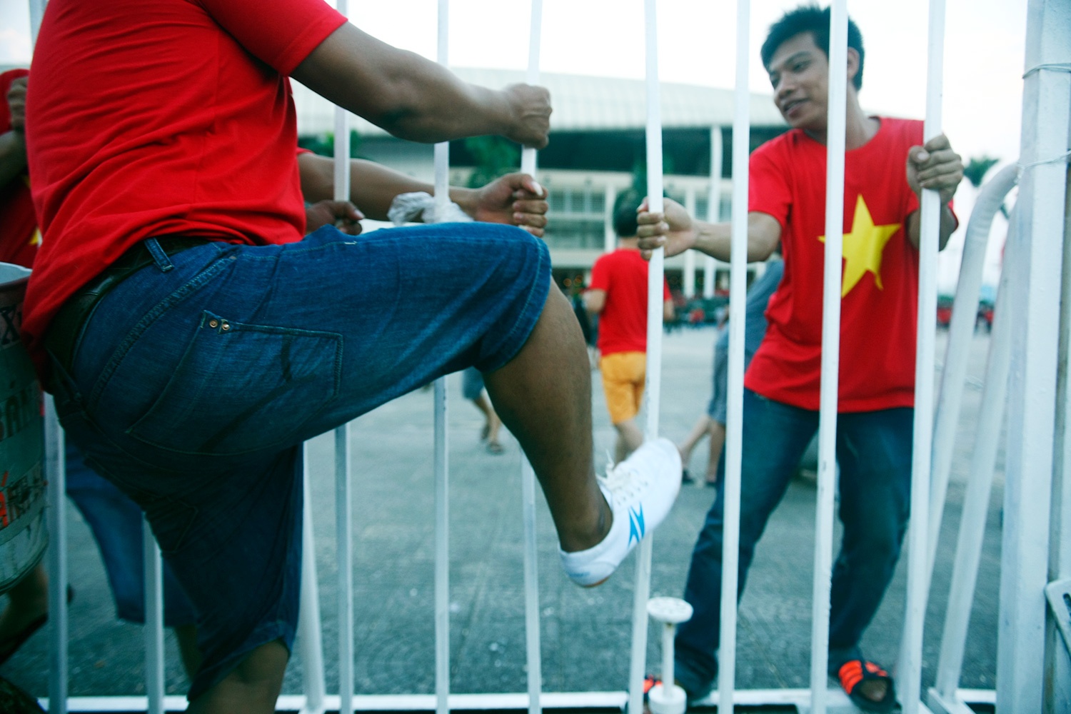 Nhung pha xe rao vao san xem U19 o My Dinh hinh anh