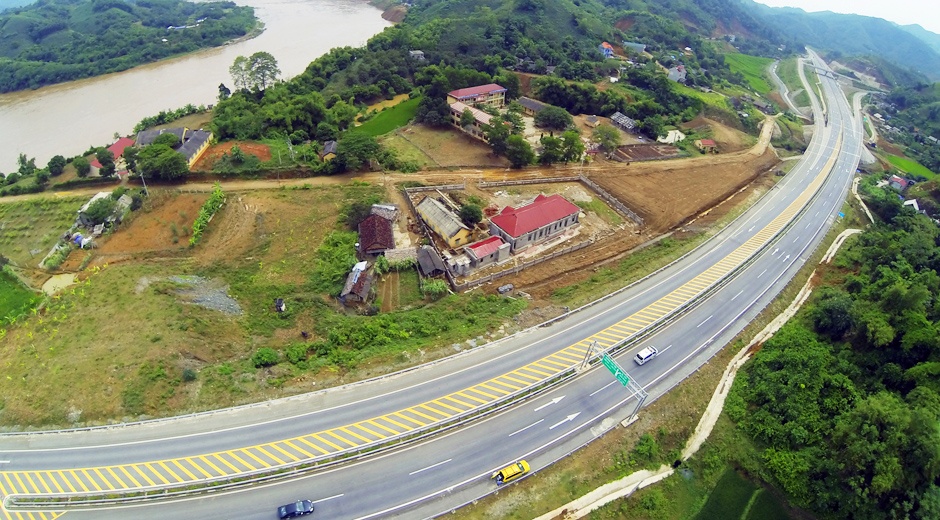 Phong canh ky vi tren tuyen cao toc dai nhat Viet Nam hinh anh