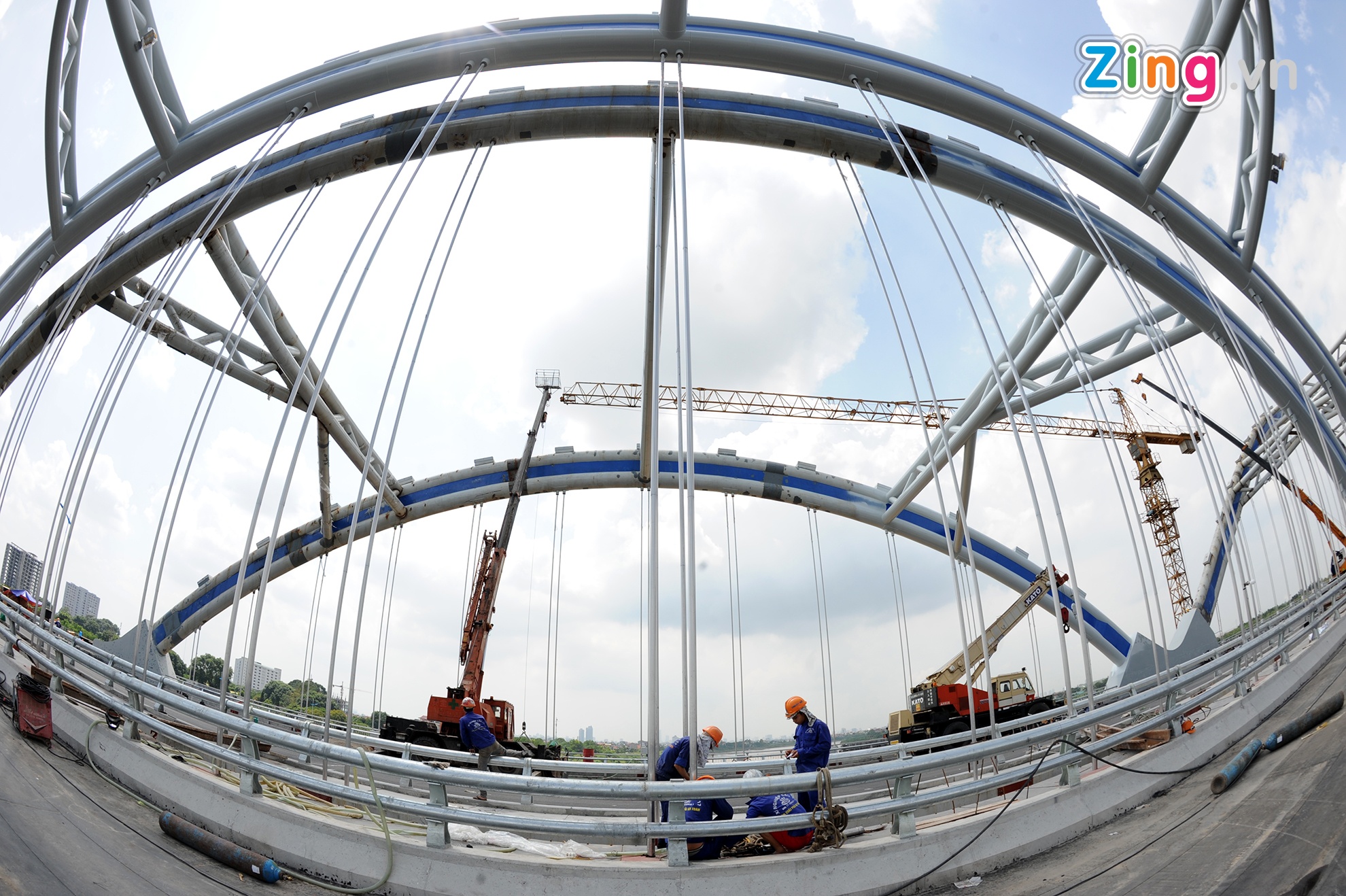 Cau vom ong thep doc dao sap khanh thanh o Ha Noi hinh anh