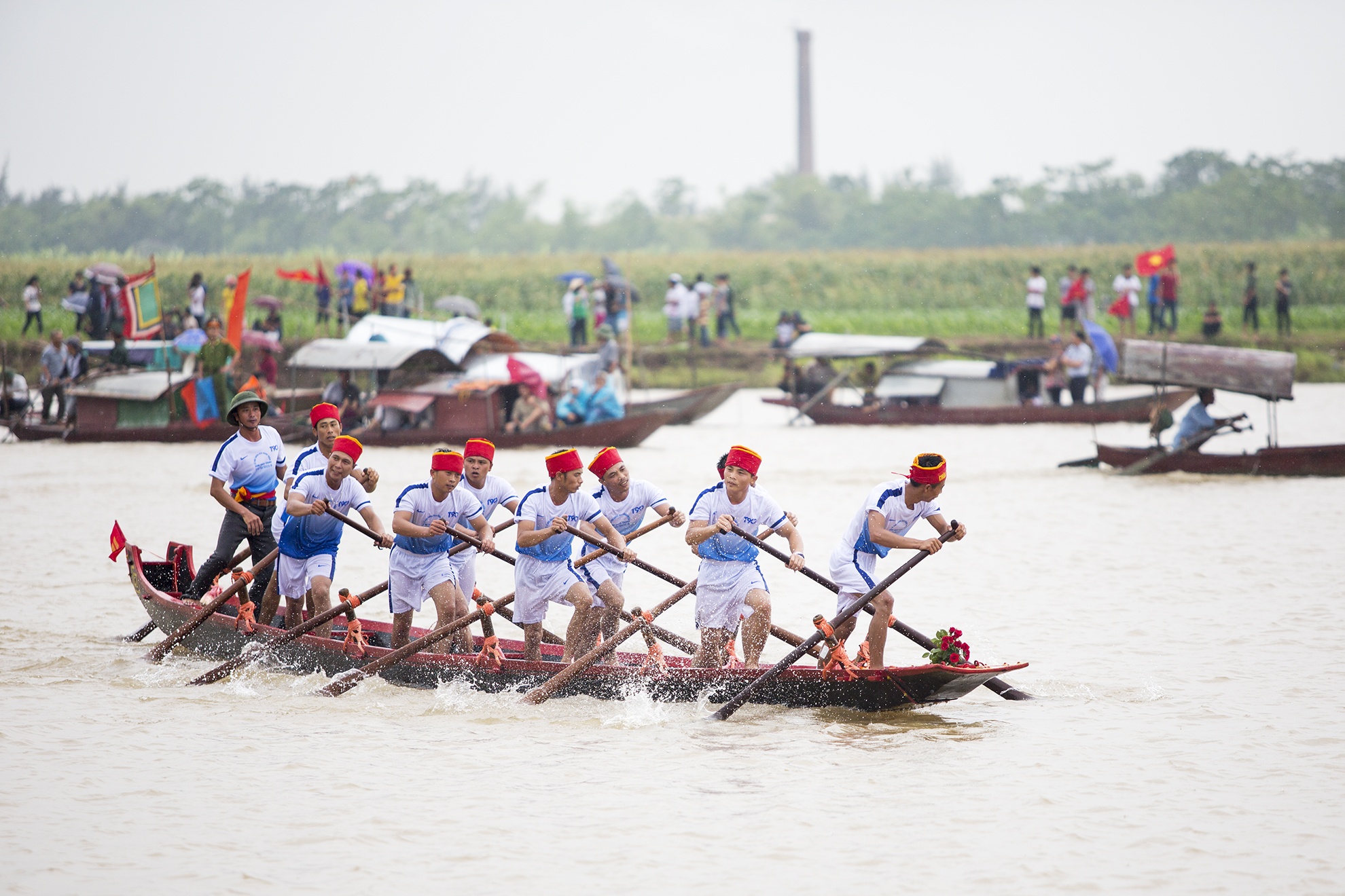 Mon the thao doc dao, dung tren thuyen boi trai hinh anh