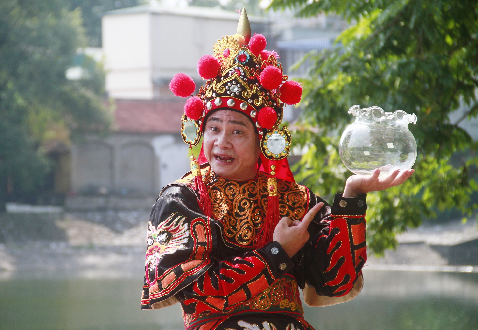 Tu Long mac trang phuc trieu dinh nhat rac o ho hinh anh