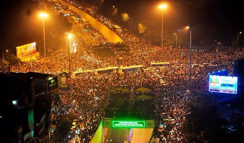 Bien nguoi xem phao hoa, giao thong Ha Noi te liet hinh anh