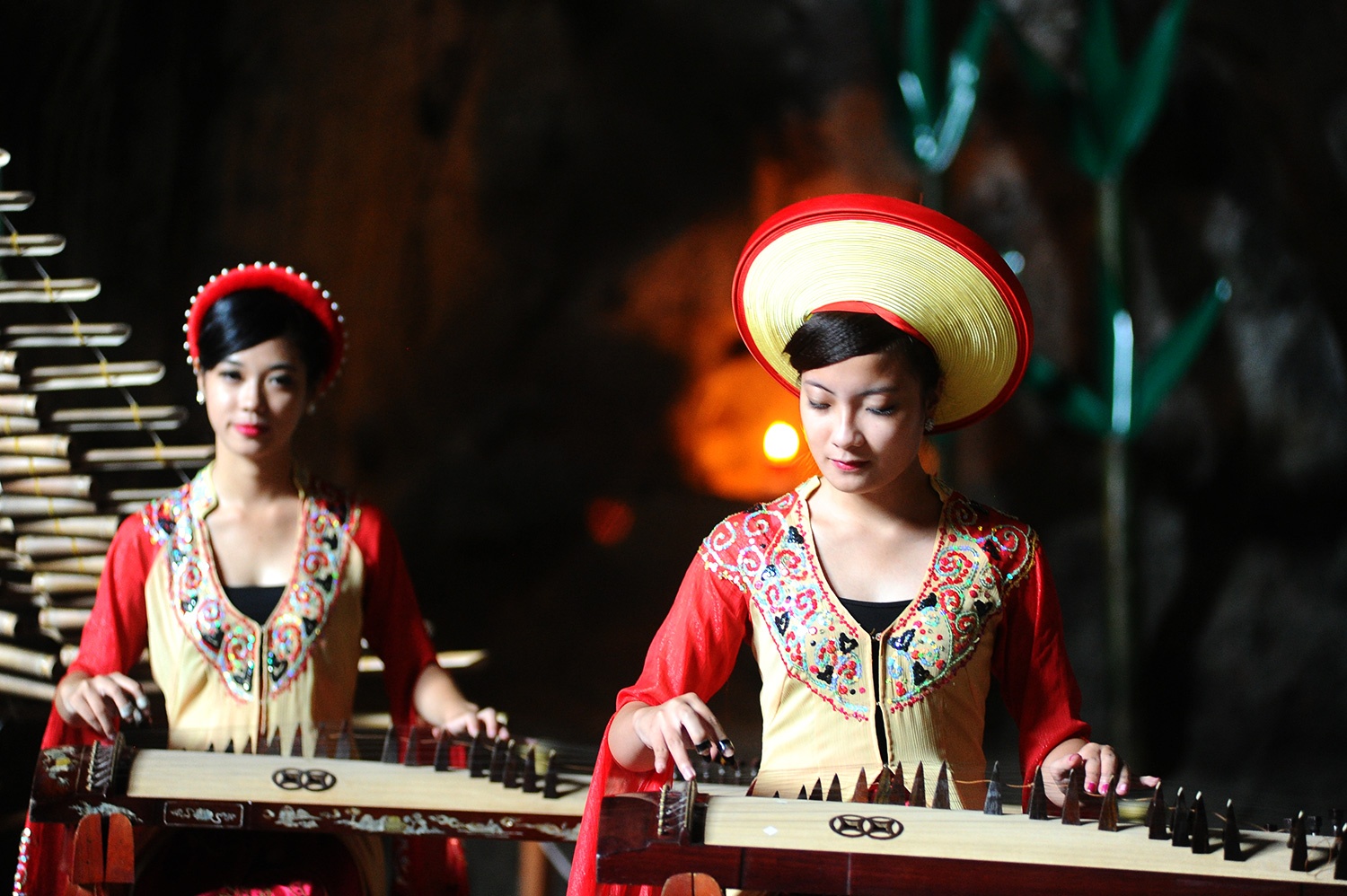 Buoi hoa nhac doc dao ben trong hang dong vinh Ha Long hinh anh