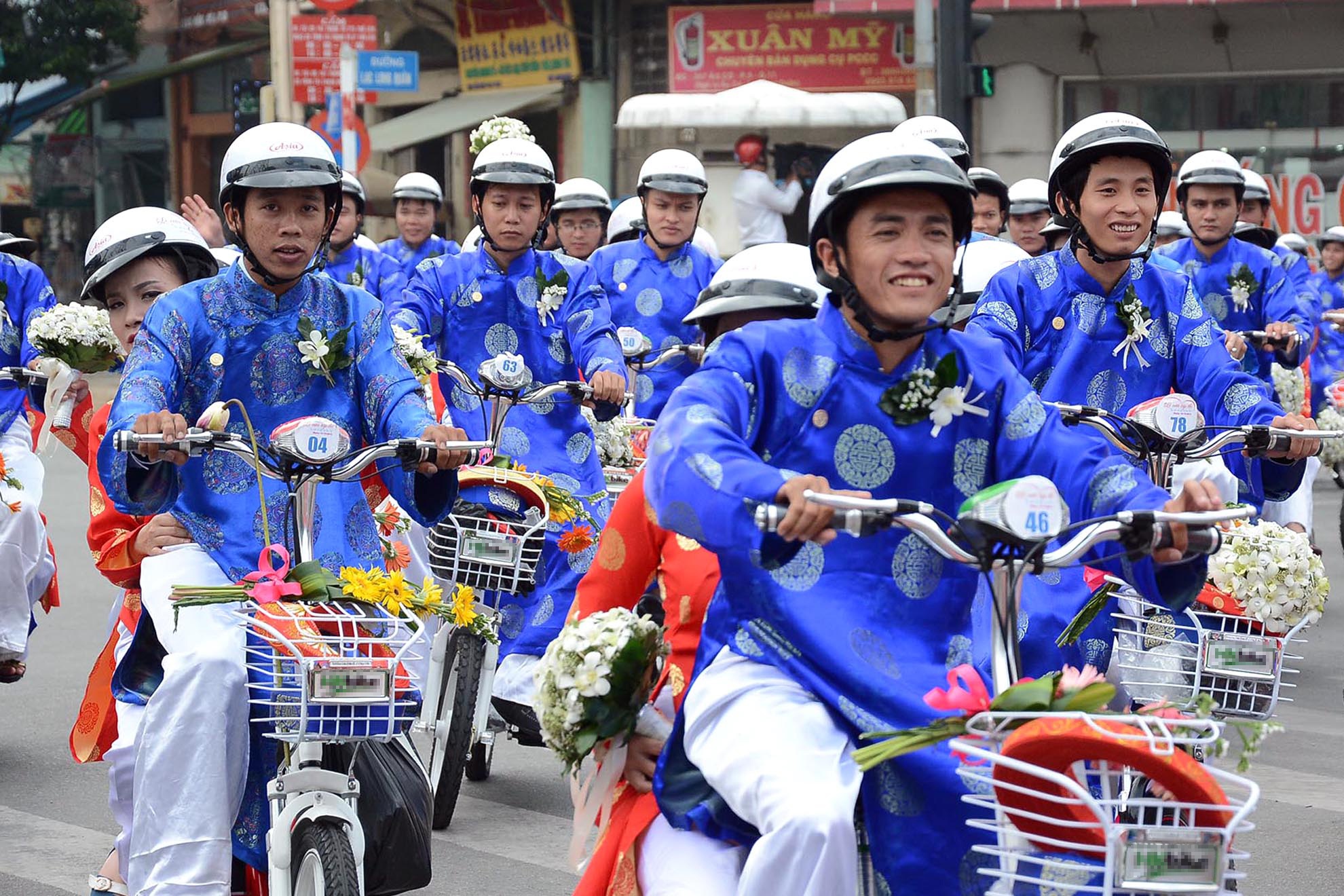 100 cap doi co dau, chu re di xe dien vong quanh Sai Gon hinh anh
